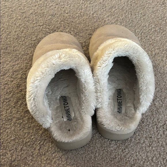 Minnetonka Slippers size 6 - Picture 2 of 7